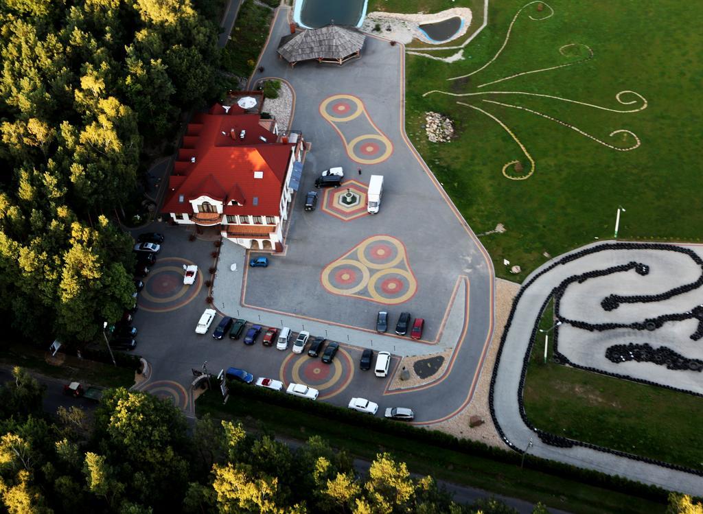 Malutkie Resort Radomsko Esterno foto